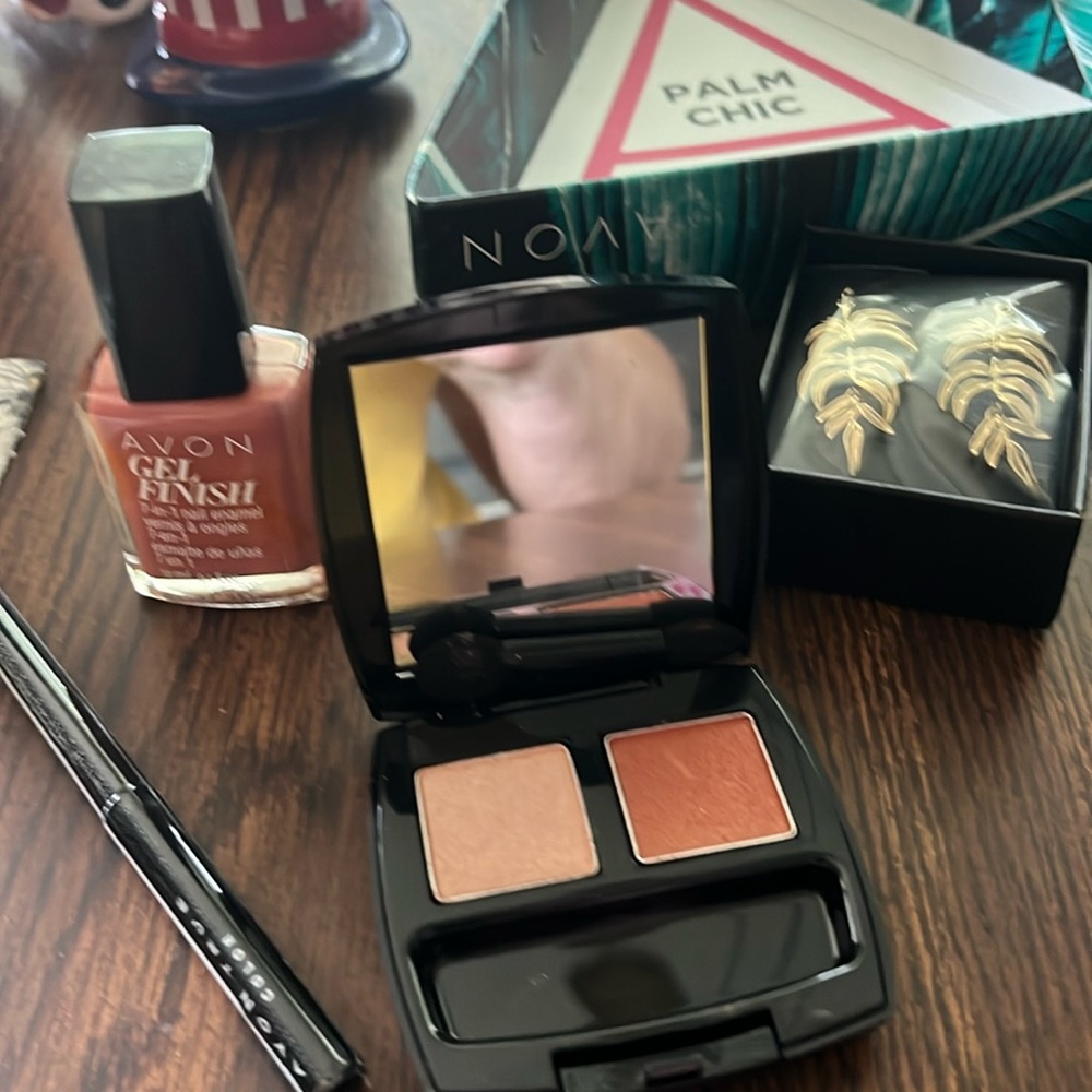 Avon Palm Chic gift box includes pierced earrings, gel nail color, eyeshadow